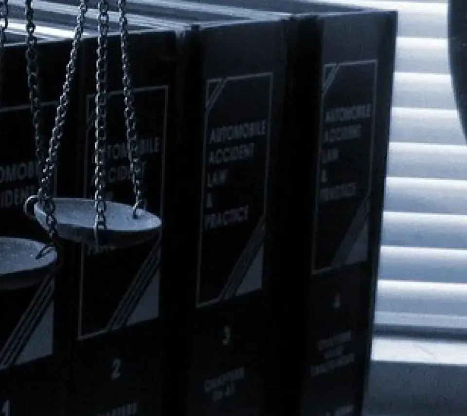 Photographie avec une figurine allégorique de la Justice, des ouvrages et une mappemonde