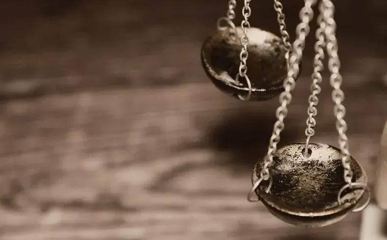 Photographie d'une balance de la Justice