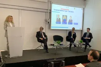 Photographie de l'intervention d'Andra Migiu durant la seconde table-ronde